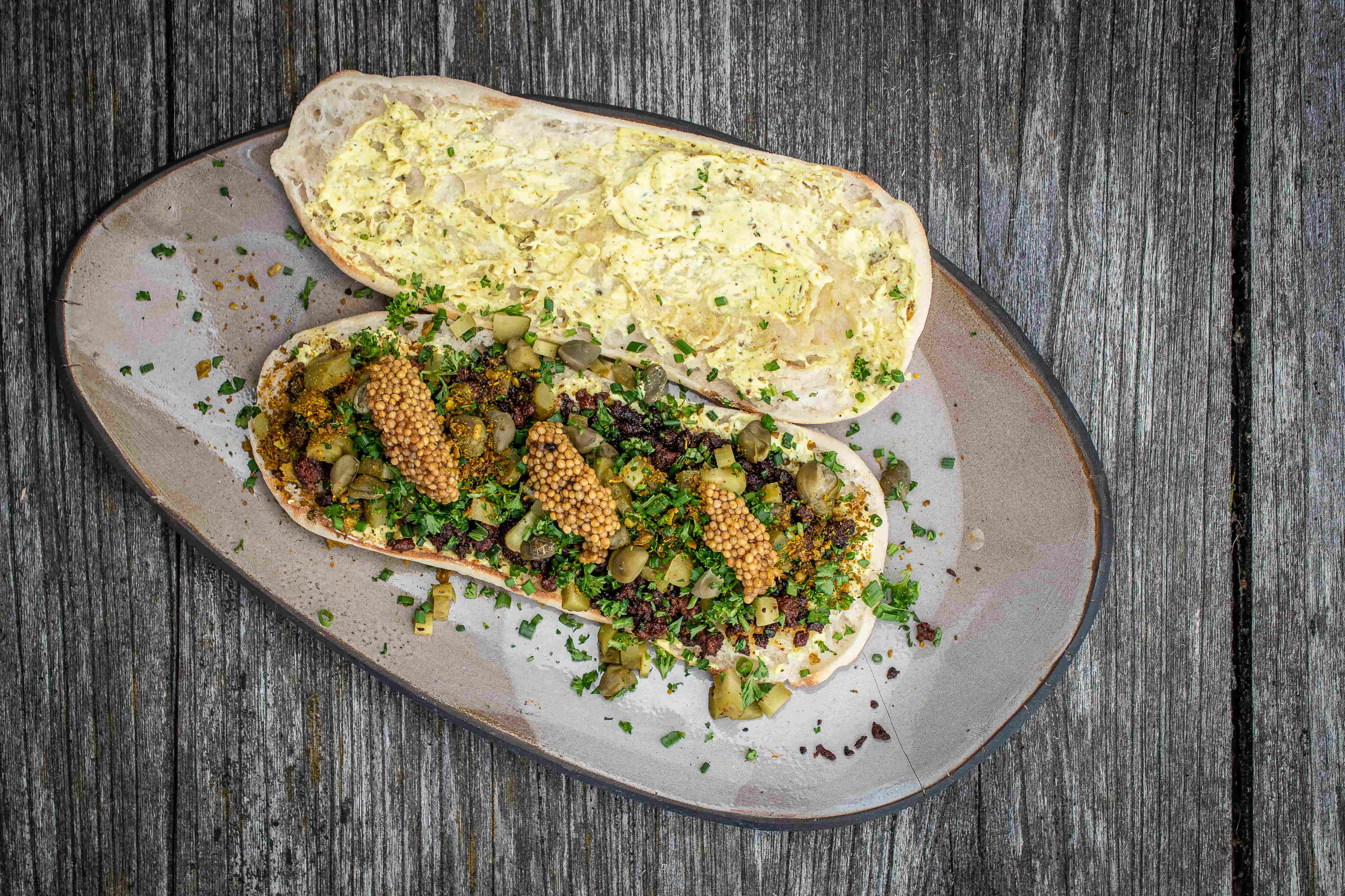 Vadouvan Butter Sandwich | Hackfleisch | Senfkaviar
