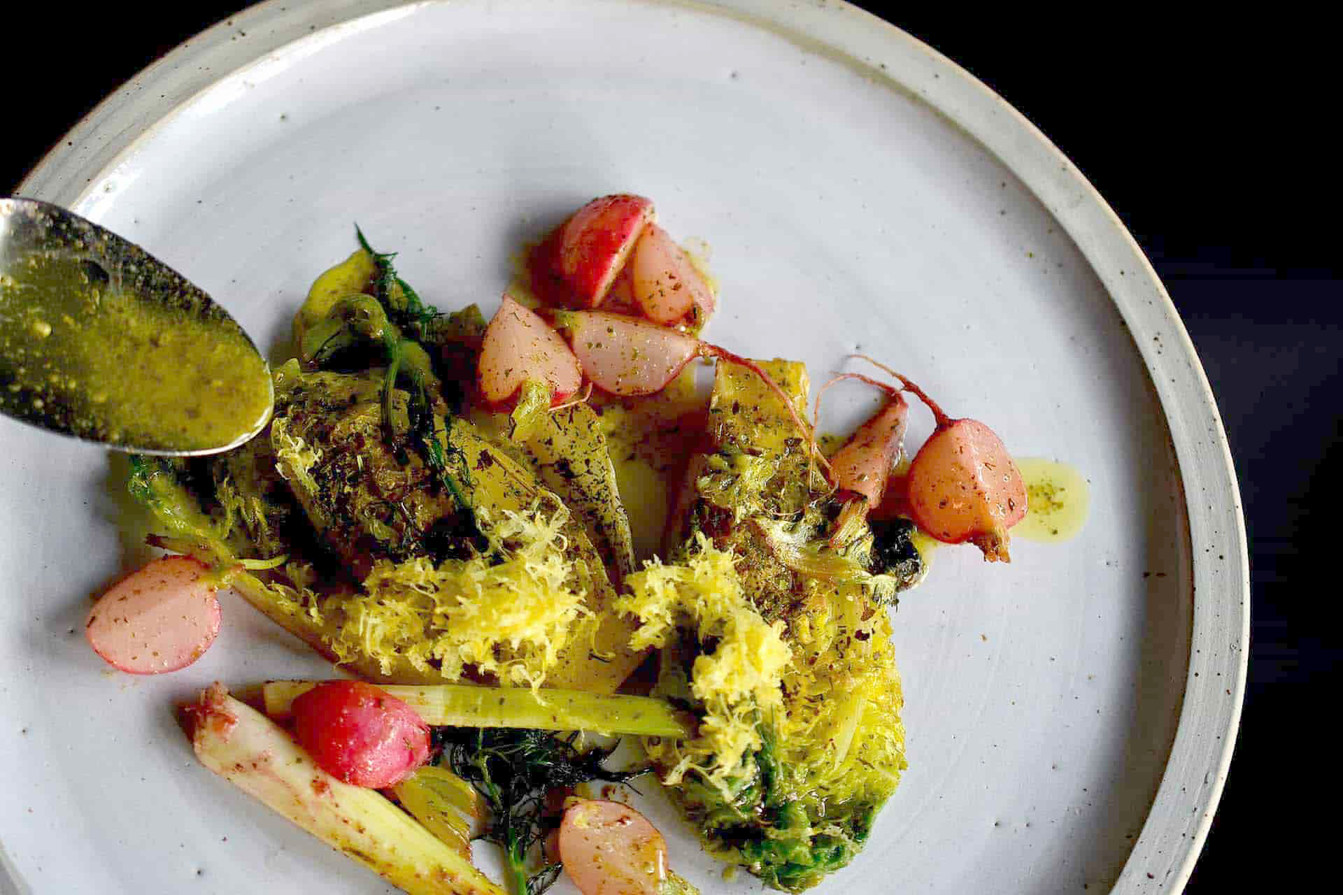 Geschmorte Salatherzen | Radieschen | Frühlingslauch | Vinaigrette