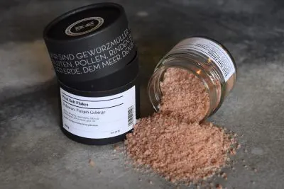 steak-themenseite-bildergalerie-7-3 Zwei Gewürzdosen nebeneinander, eine offen und liegend, das Gewürz halb ausgeschüttet