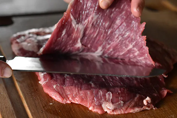 steak-vorbereiten Rohes Fleisch, aufgeschnitten