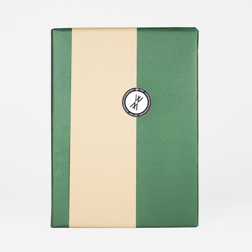 Kochbuch SPICED in grünem Geschenkpapier eingepackt