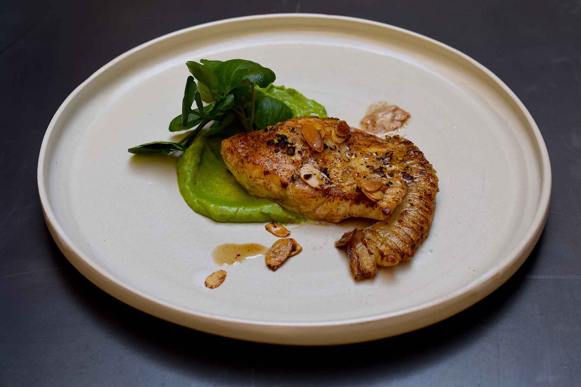 Steinbutt | Togarashi | Brunnenkresse-Avocadocreme | Mandelbutter