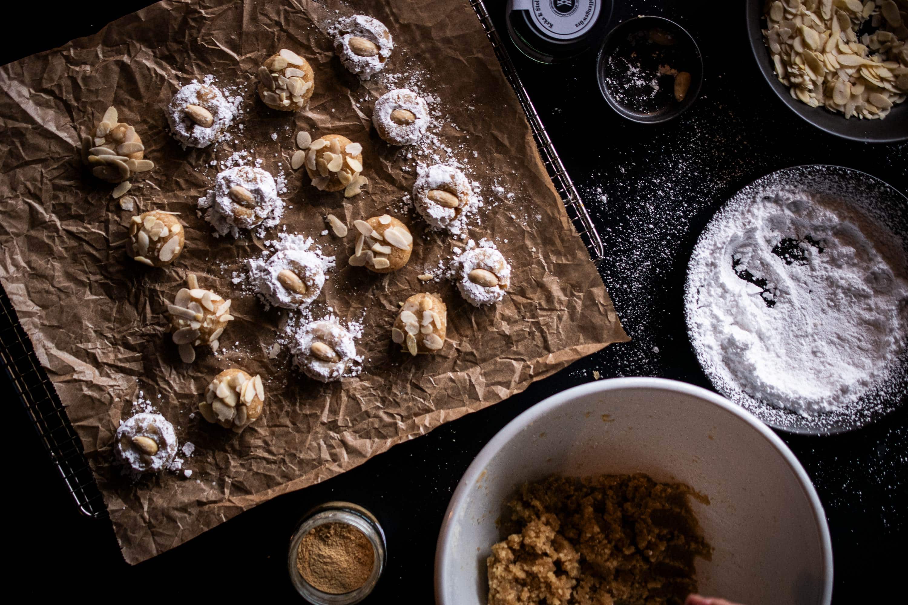 Backübersicht mit Amaretti Morbidi, Rührschüssel, Mandeln, Puderzucker und Keks- und Stollengewürz der Gewürzmühle Rosenheim