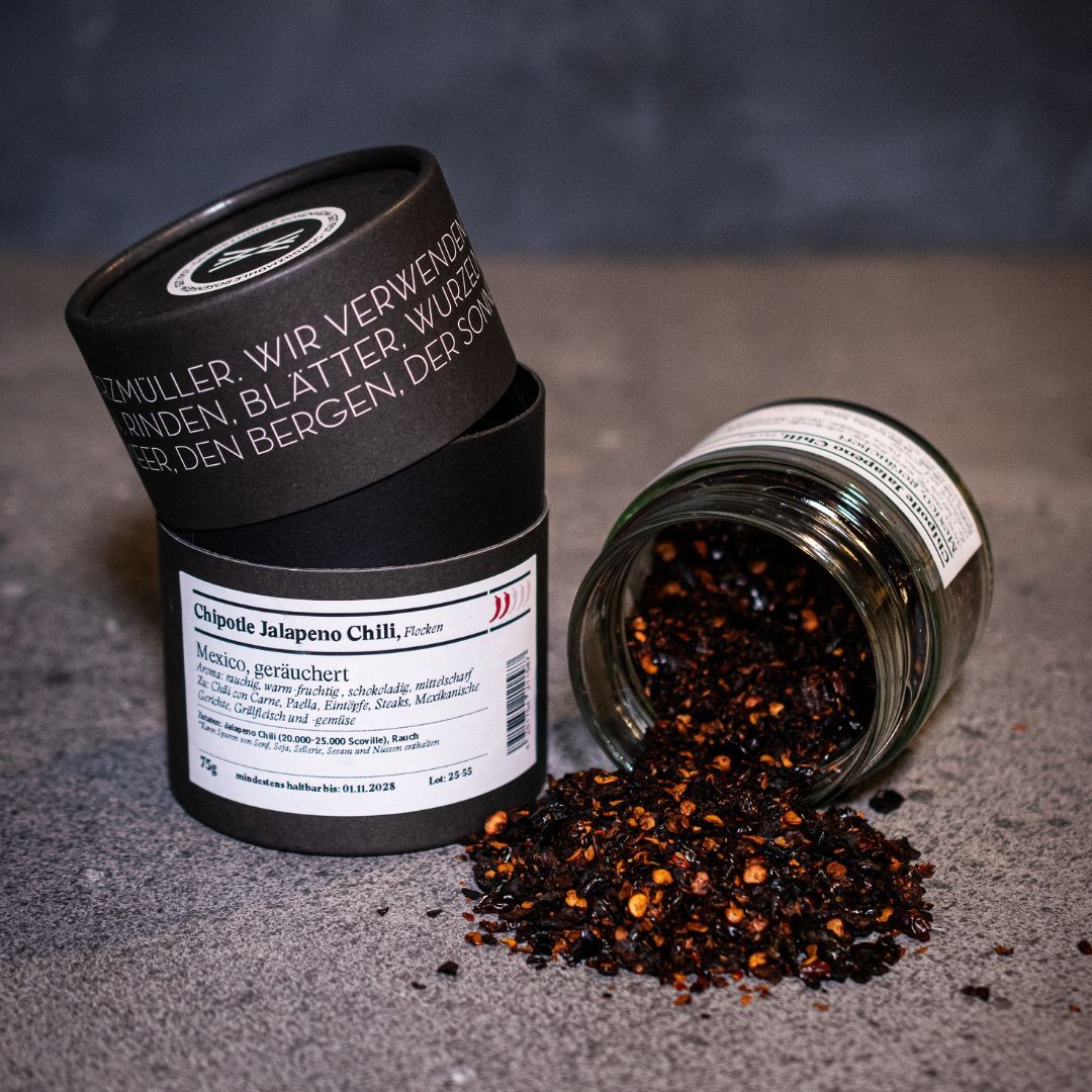 Chipotle Jalapeno Chili – offenes Gewürzglas mit Gewürzdose daneben