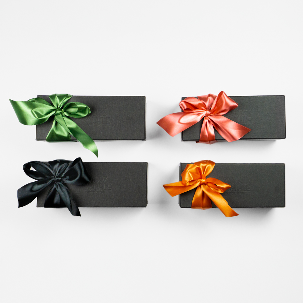 Geschenkboxen für 2 Gewürze mit verschiedenen Schleifenfarben (grün, rosa, schwarz, orange)