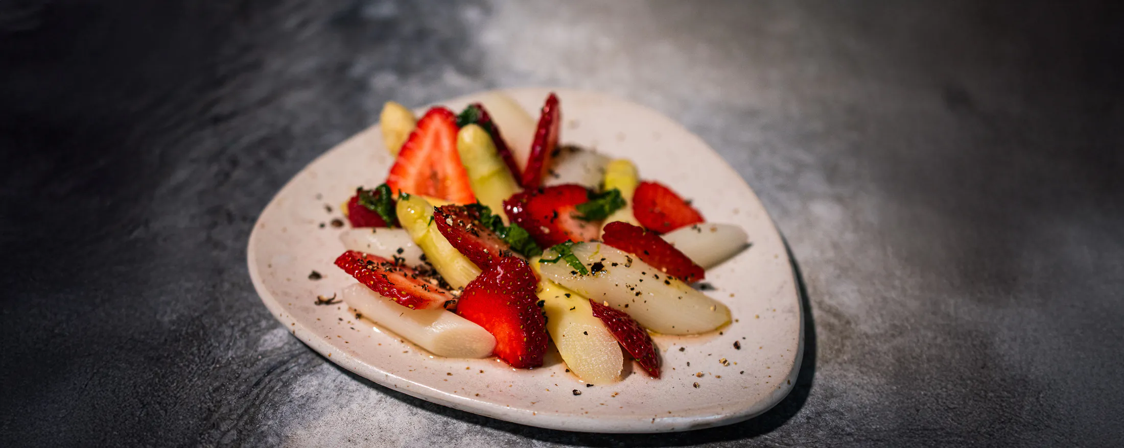 Weißer Spargel | Erdbeeren | Tellicherry Pfeffer