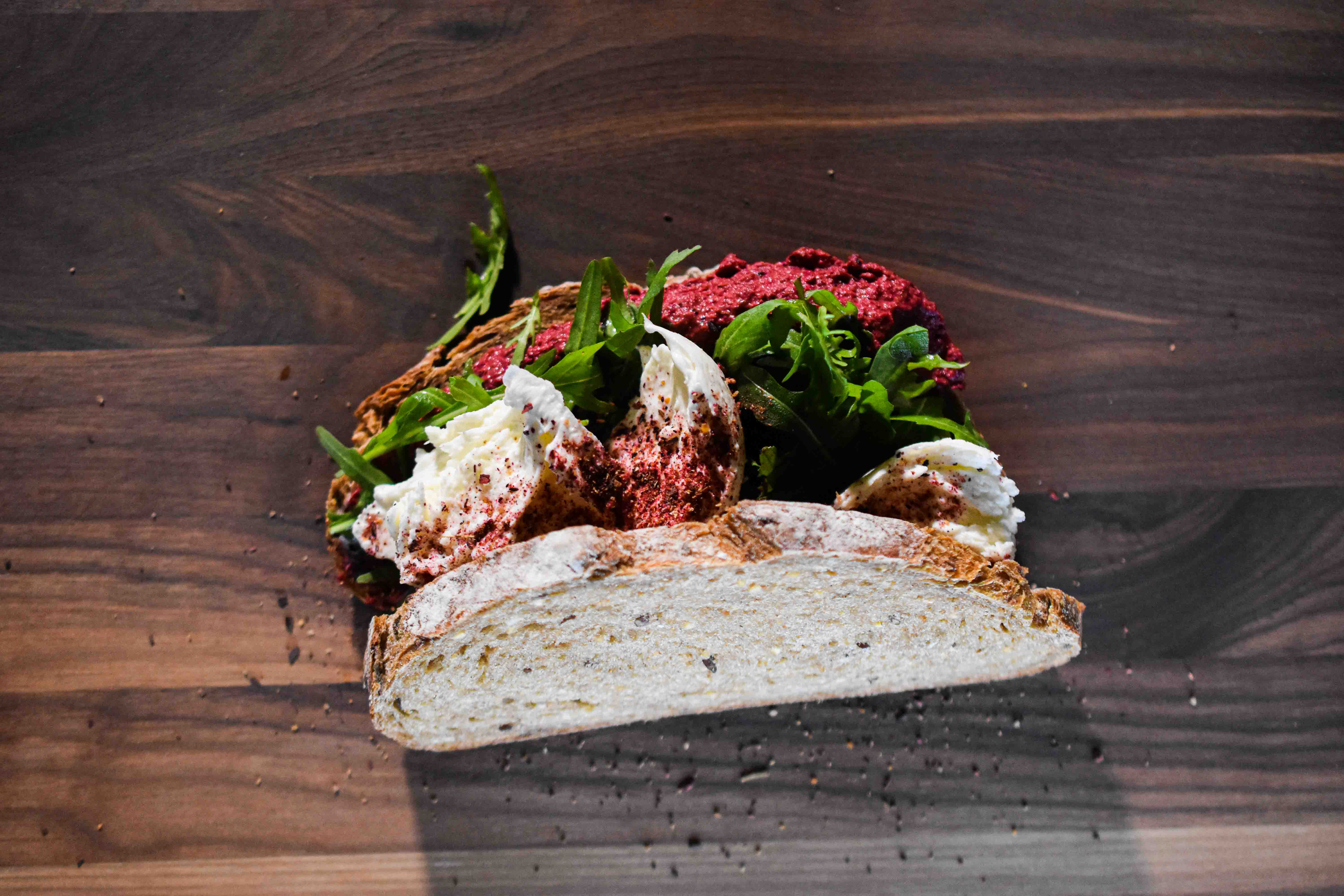 Purple Curry | Körnerbrot | Rote Beete Hummus | Büffelmozzarella