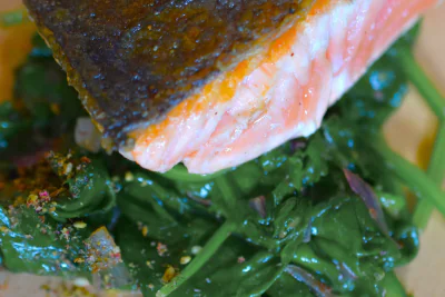 Spinat mit gebratenem Lachs, Nahaufnahme