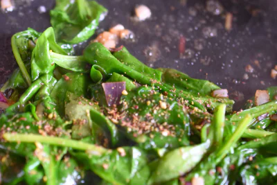 291 Spinat in einer Pfanne, Nahaufnahme