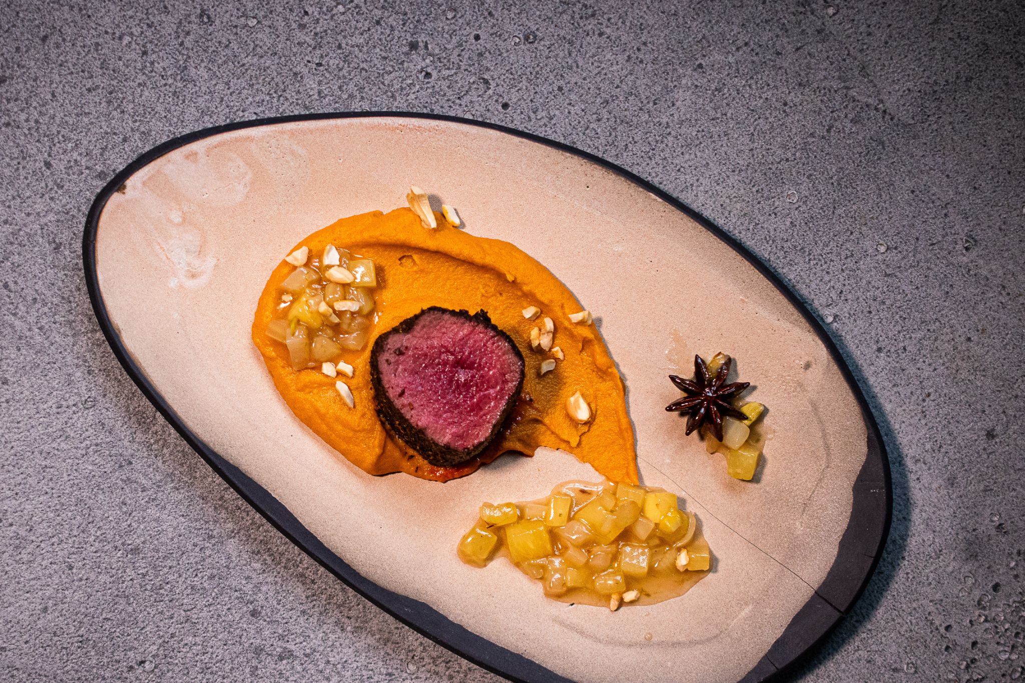 Rehrücken mit Süßkartoffelcreme | Ananas-Fenchel-Sud | Cashews | Five Spice