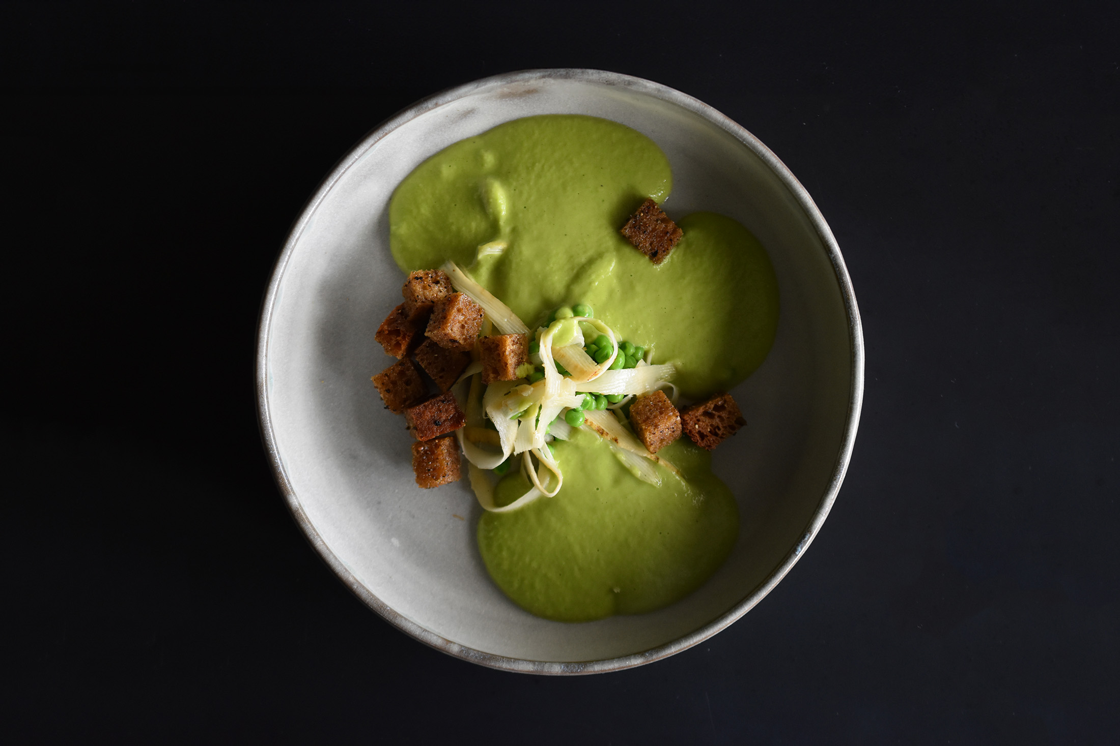 Grüne Erbsensuppe | Pfeffercroutons | Petersilienwurzel