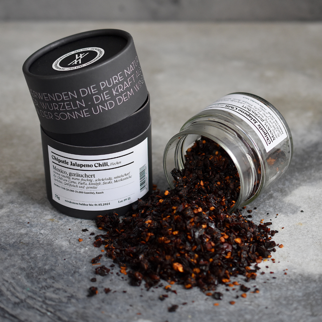 Chipotle Jalapeno Chili, Flocken – offenes Gewürzglas mit Gewürzdose daneben