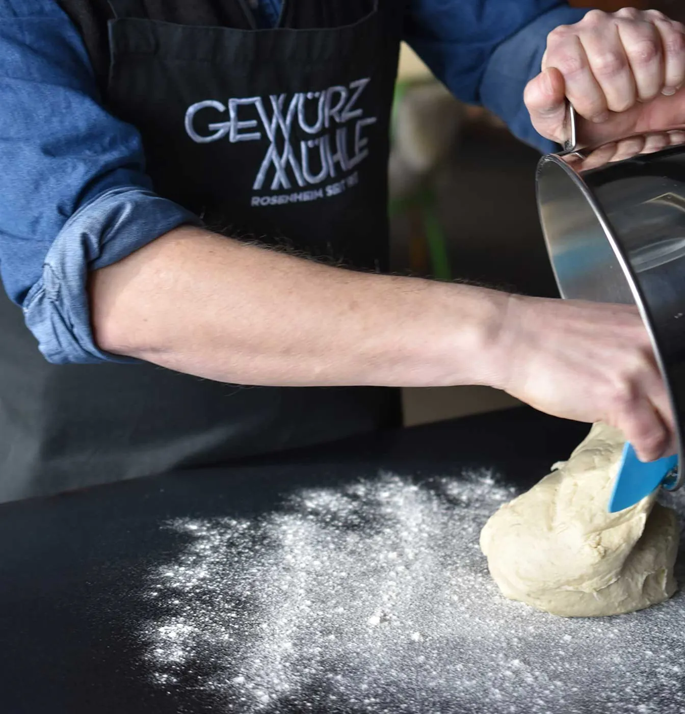 Zimtschnecken  Haselnuss  Kaiserschmarrnzucker