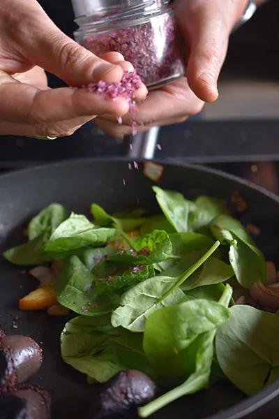 Gebratene Boudin Noir | Spinat | Hibiskusblütensalz Gebratene Boudin Noir | Spinat | Hibiskusblütensalz