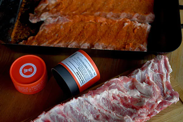 gleichmaessges-verteilen Vorbereitung von Spareribs