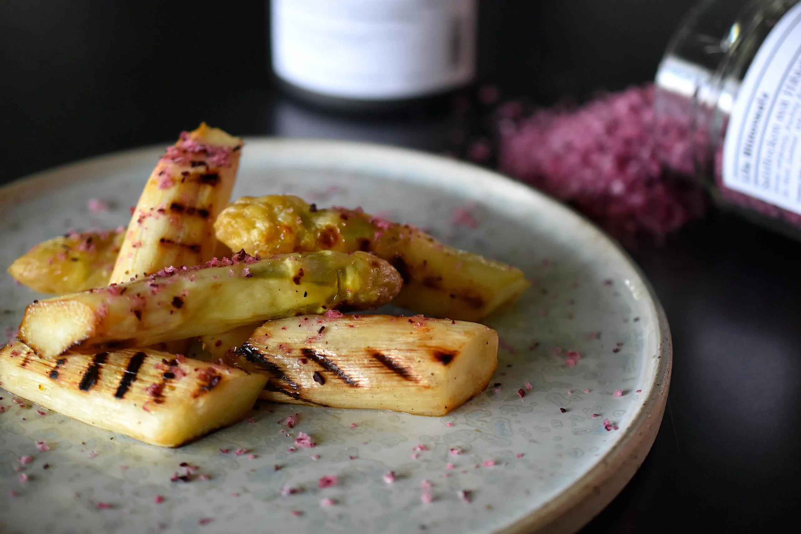 Gebratener Spargel | Hibiskusblütensalz