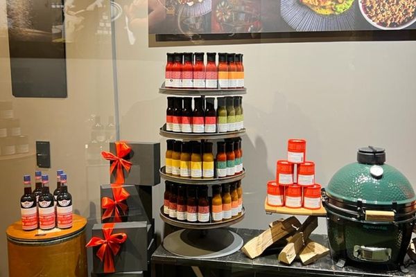 Grillsaucen im Schaufenster des Gewürzladens in der Sendlinger Straße