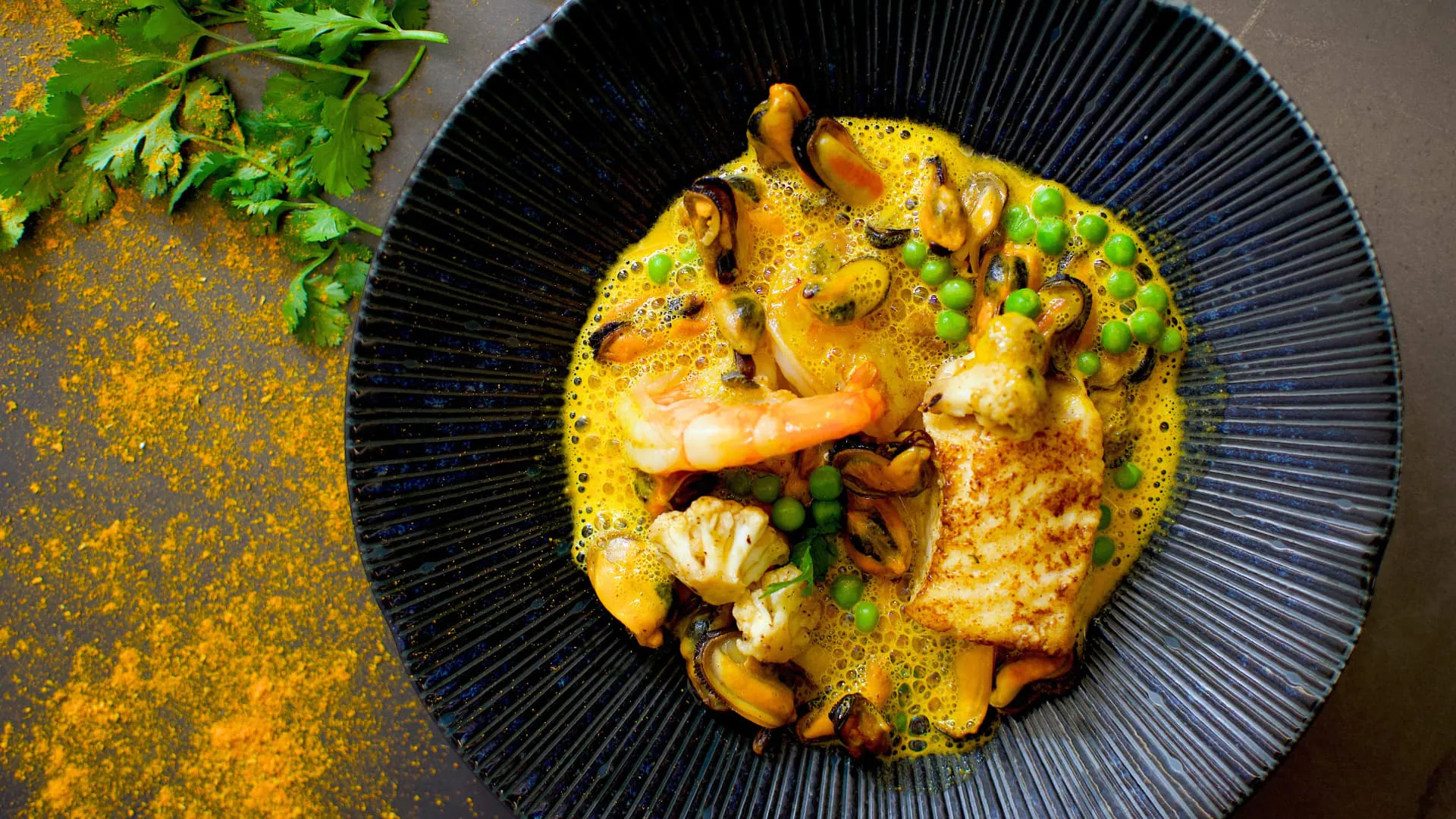 Thai Curry mit Seafood in einem Teller