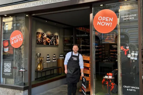 Fröhlicher Storemanager am Eingang zum Ladengeschäft.