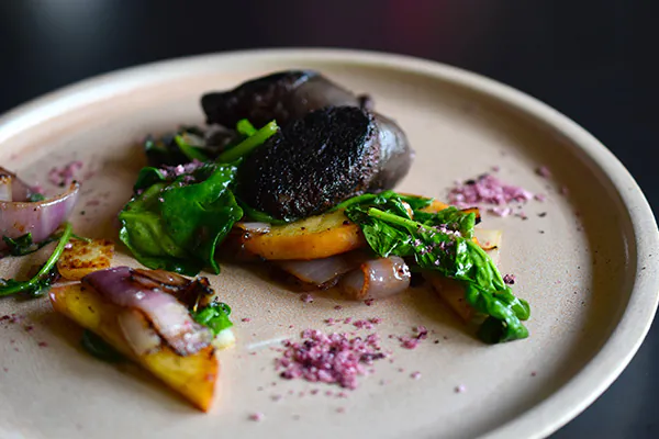 Gebratene Boudin Noir | Spinat | Hibiskusblütensalz Gebratene Boudin Noir | Spinat | Hibiskusblütensalz