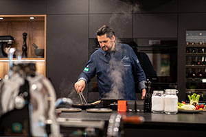 Alexander Huber am kochen