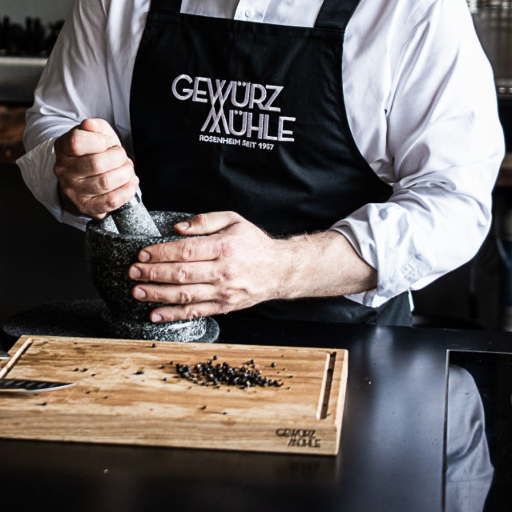 Pfeffer wird in Mörser zerkleinert