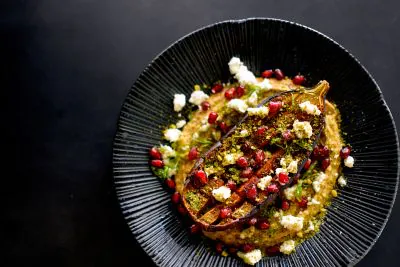 Hummus-Gericht auf einem Teller, von oben fotografiert.