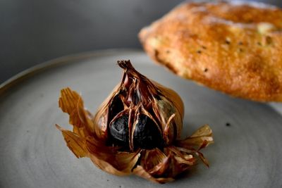 schwarzer knoblauch knolle und brot