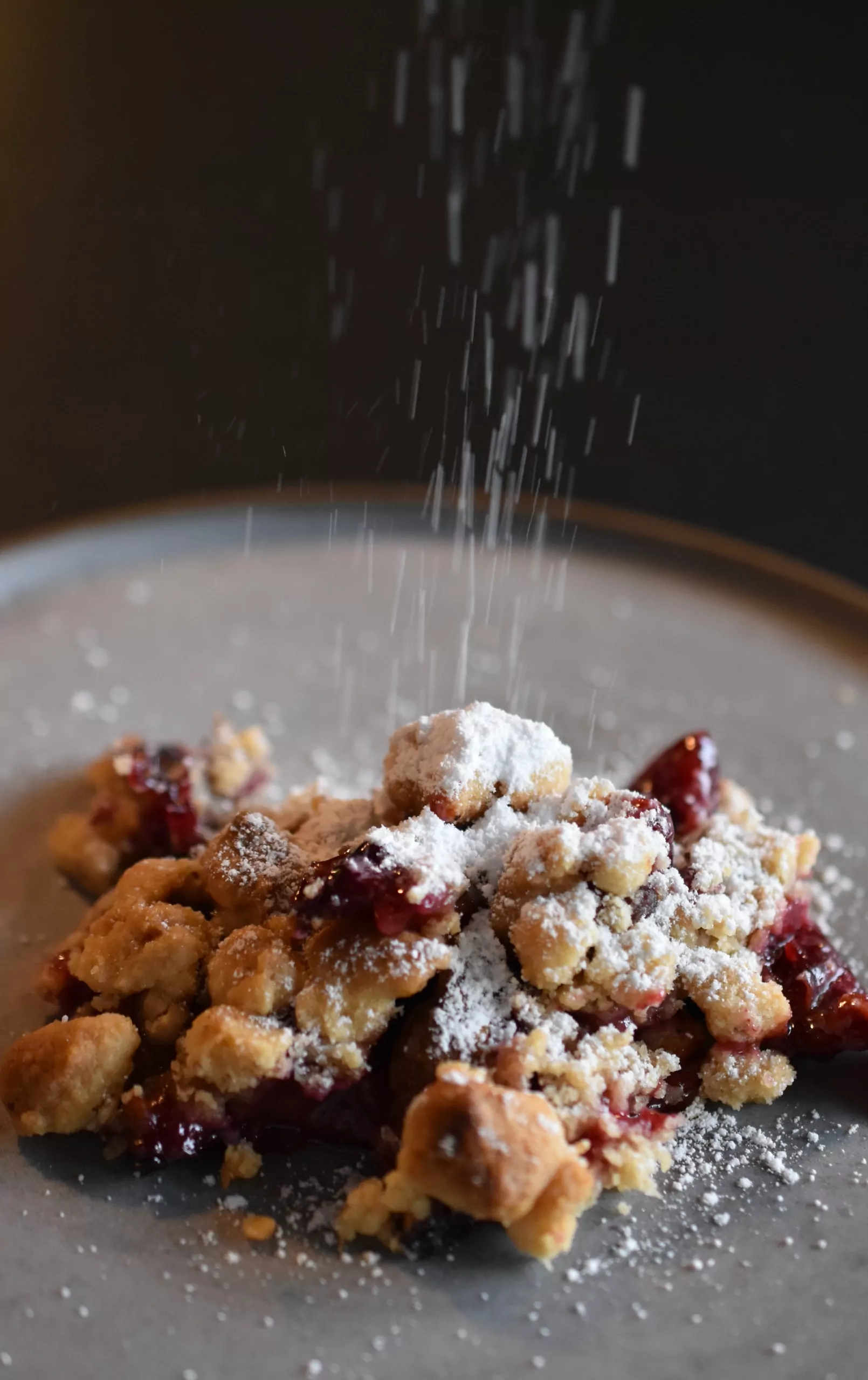 Zwetschgen-Crumble mit Kaiserschmarrnzucker und Haselnüssen Zwetschgen-Crumble mit Kaiserschmarrnzucker und Haselnüssen