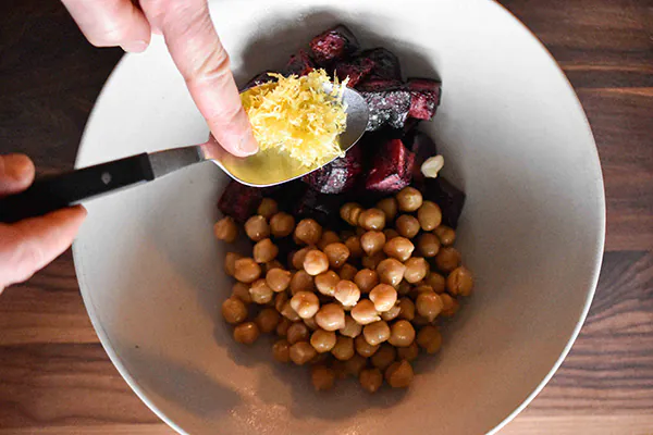 Purple Curry | Körnerbrot | Rote Beete Hummus | Büffelmozzarella