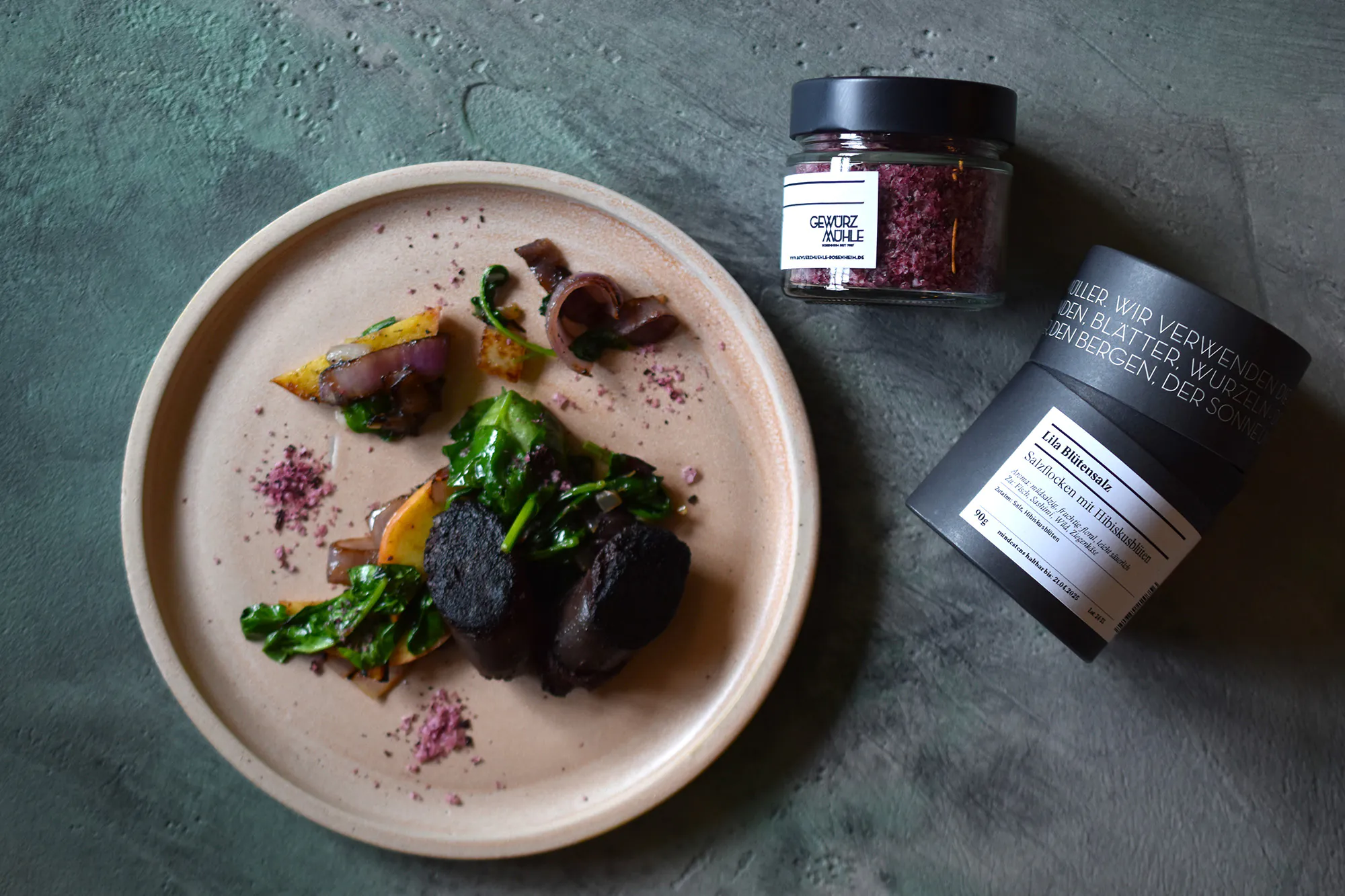 Gebratene Boudin Noir | Spinat | Hibiskusblütensalz Gebratene Boudin Noir | Spinat | Hibiskusblütensalz