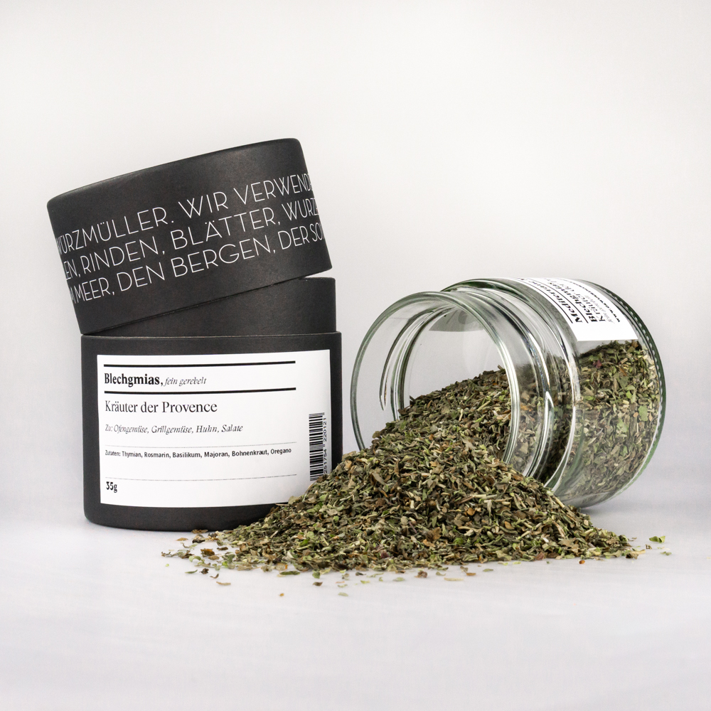 Blechgmias, fein gerobelt – offenes Gewürzglas mit Gewürzdose daneben
