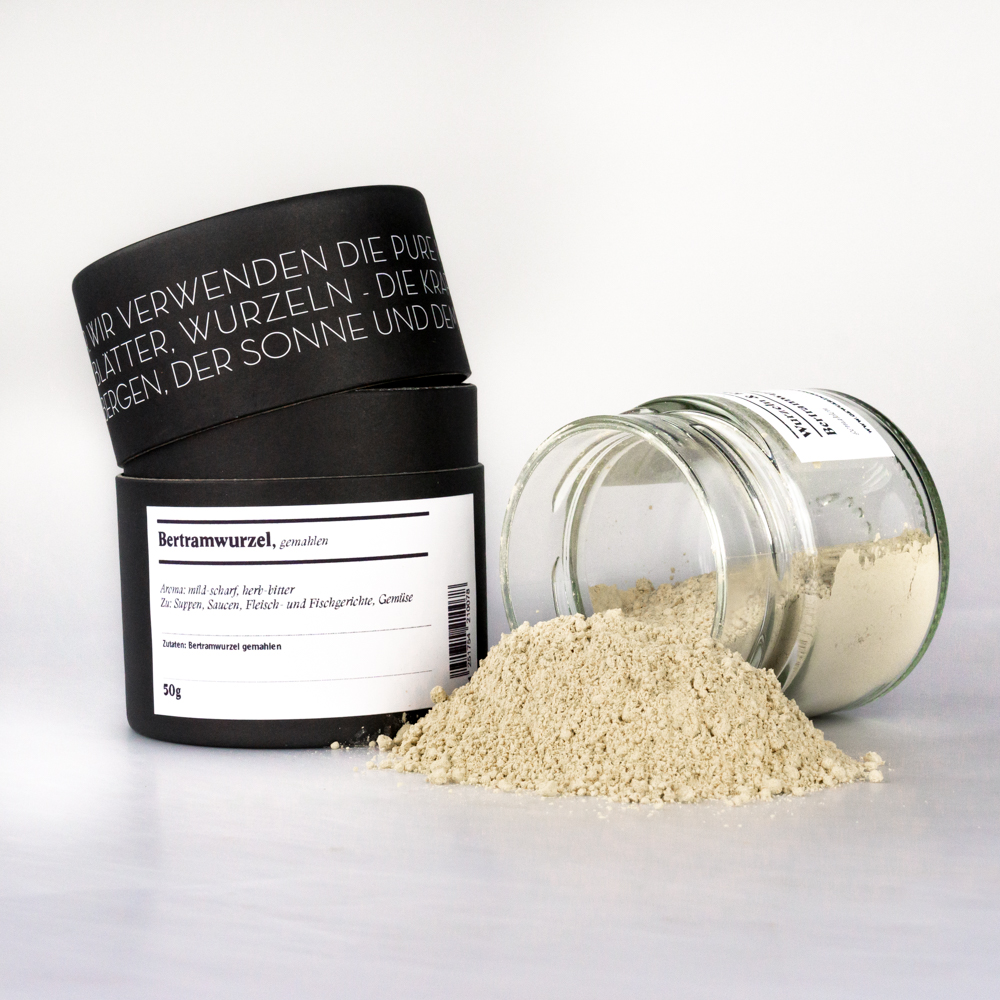 Bertramwurzel, Marokko, gemahlen – offenes Gewürzglas mit Gewürzdose daneben