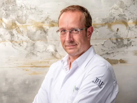 Portraitbild von Spitzenkoch Nils Henkel.