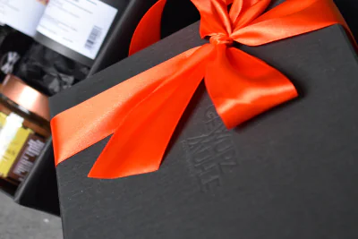 Geschenkbox mit oranger Schleife