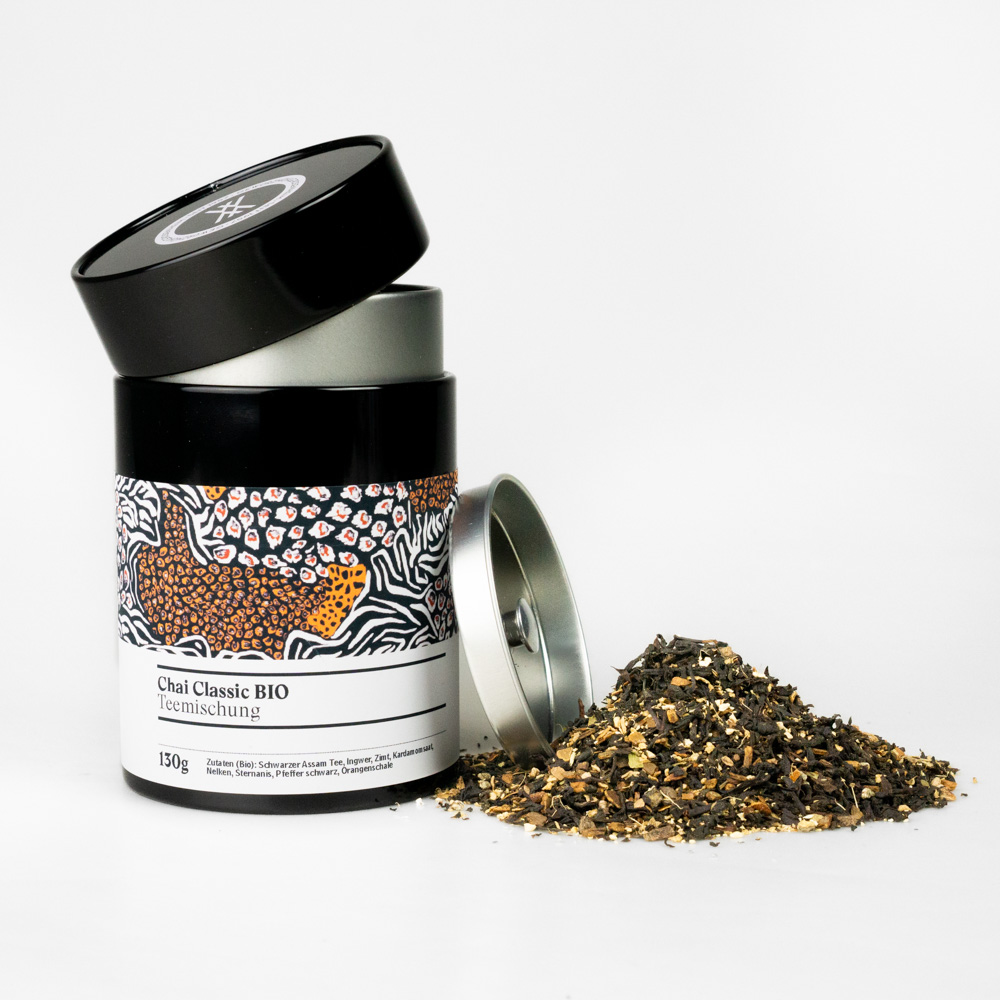 Chai Classic Bio Teemischung - Gewürzdose offen mit Teehäufchen daneben