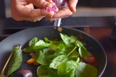 282 Spinatblätter in einer Pfanne