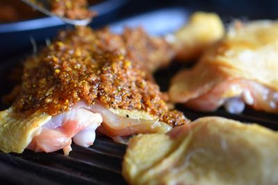 Rohes Hähnchen gewürzt mit Baharat