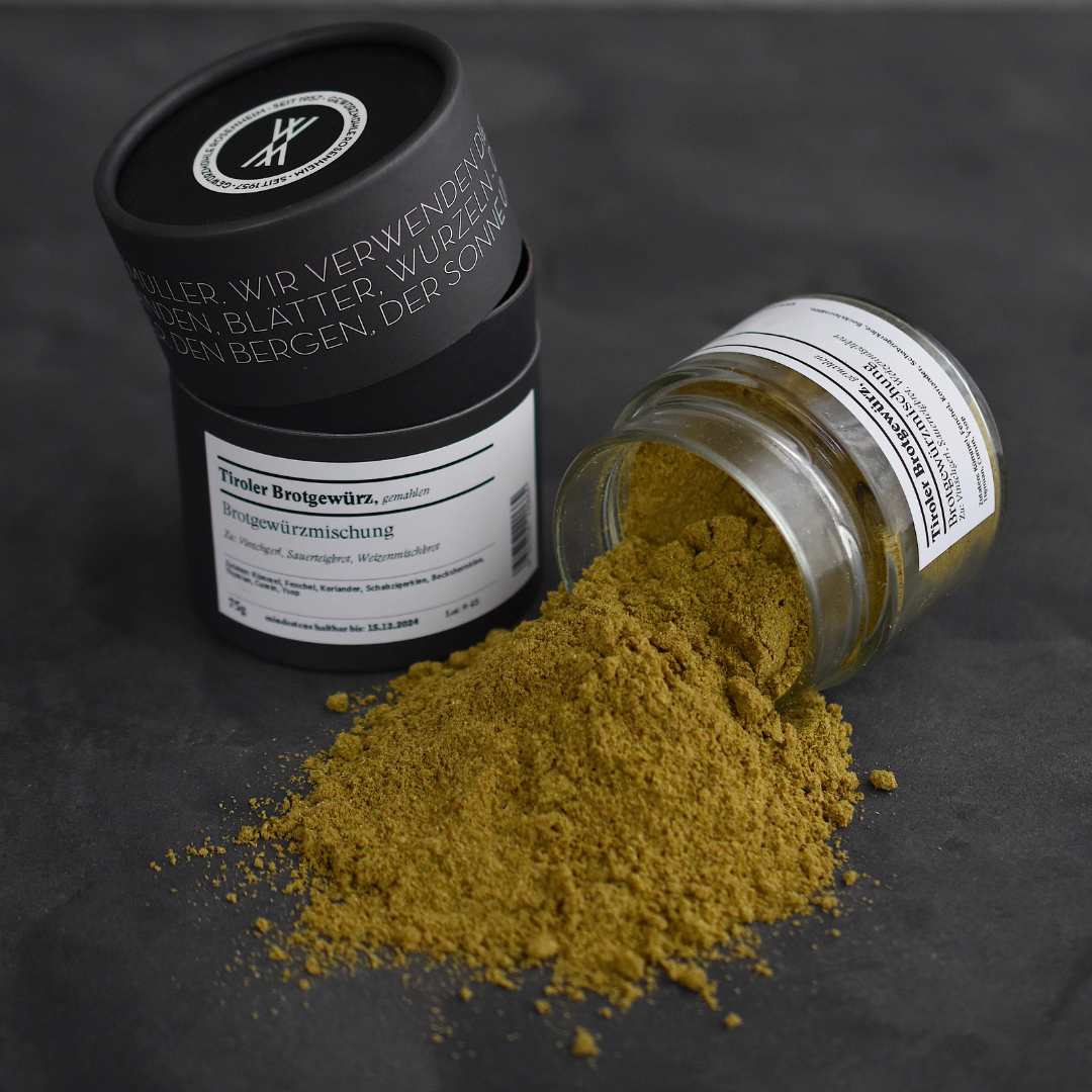Brotgewürz, Tiroler Tiroler Brutgewürz, gemahlen – offenes Gewürzglas mit Gewürzdose daneben