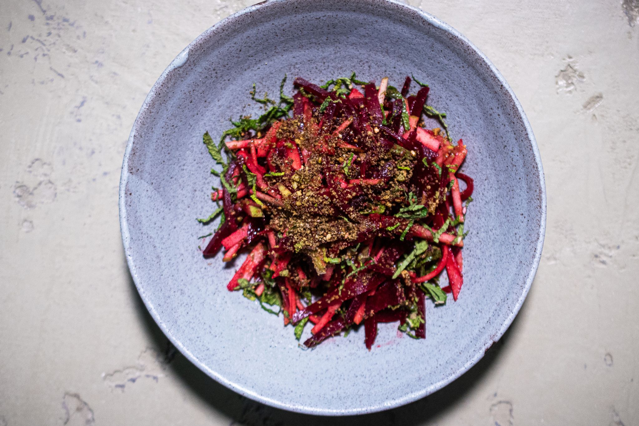 Teller mit Salat aus Rote Bete und Apfel - getoppt mit Dukkah Gewürzmischung