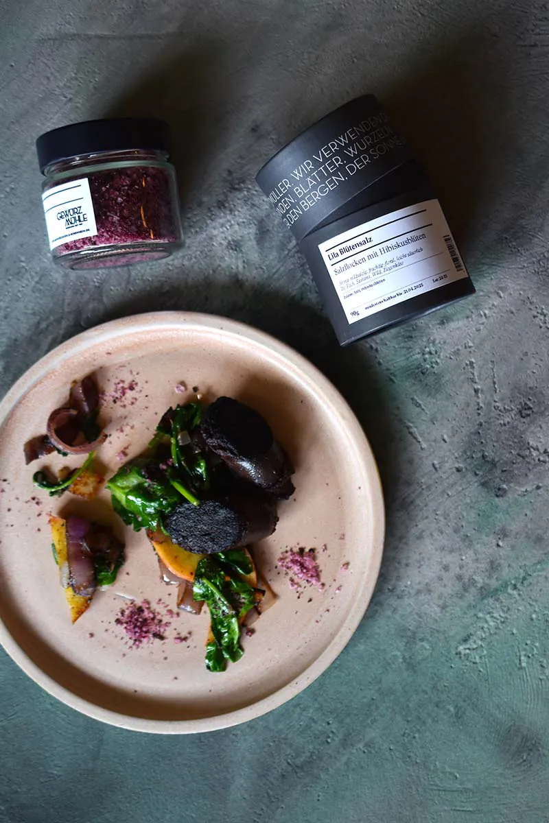 Gebratene Boudin Noir | Spinat | Hibiskusblütensalz Gebratene Boudin Noir | Spinat | Hibiskusblütensalz