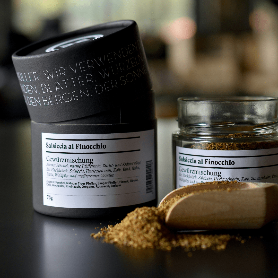 Salsiccia al Finocchio, geröstet Salsiccia al Finocchio Gewürzmischung - Gewürzdose und offenes Glas, Holzschaufel im Vordergrund