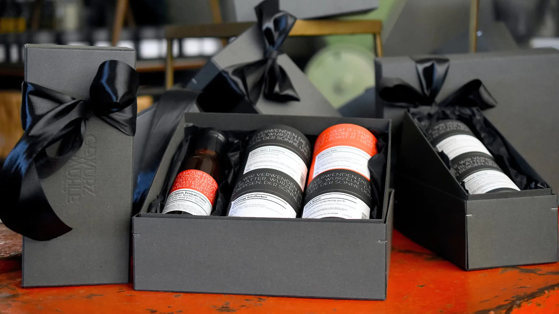 Zwei Gewürzset Geschenkboxen auf einem Tisch
