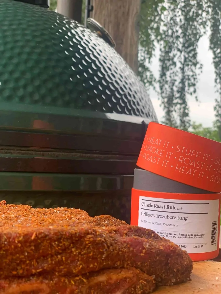 Bildausschnitt eines Grünen Eis (Smoker) mit einer halb geöffneten Gewürzdose auf der rechten Seite.