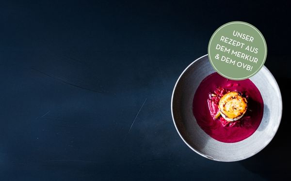 Rechts steht ein Teller mit gratiniertem Ziegenkäse und Rote Beete sowie Purple Curry auf dunklem Untergrund.