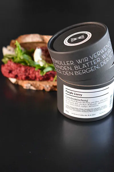 Purple Curry | Körnerbrot | Rote Beete Hummus | Büffelmozzarella