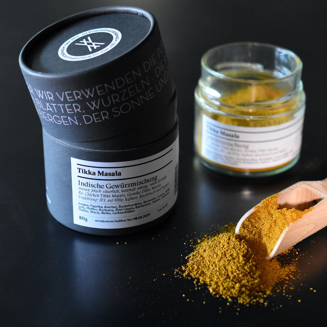 Tikka Masala Tikka Masala – offenes Gewürzglas mit Gewürzdose daneben