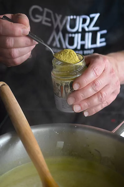 Grüne Erbsensuppe | Pfeffercroutons | Petersilienwurzel
