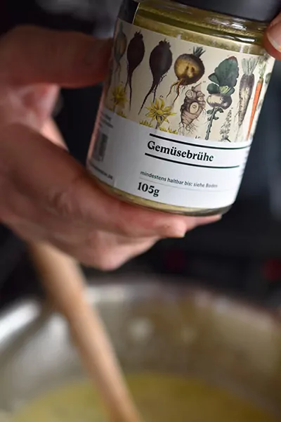Grüne Erbsensuppe | Pfeffercroutons | Petersilienwurzel