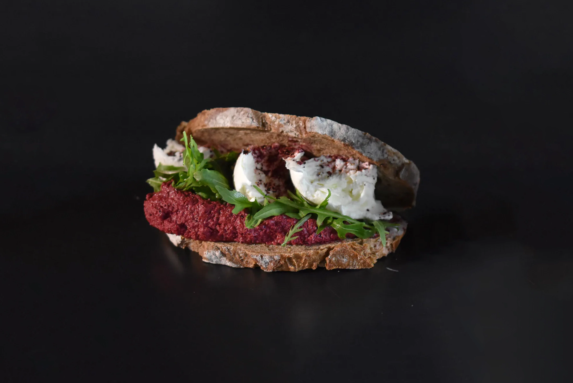 Purple Curry | Körnerbrot | Rote Beete Hummus | Büffelmozzarella